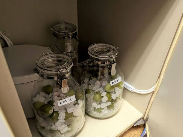 お酢無しの青梅＋氷砂糖の容器と
お酢ありの青梅＋氷砂糖＋お酢の容器をシンク下の冷暗所に保管しているところ